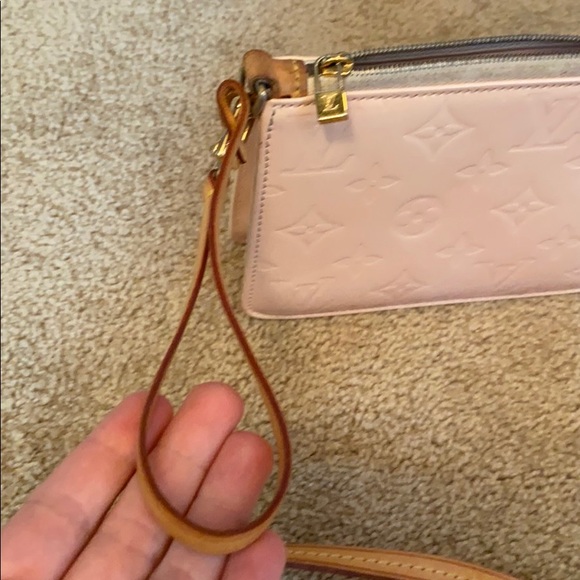 Great condition can be cross body or wristlet ! - Picture 4 of 12